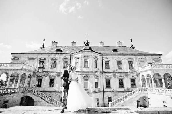Tender bröllop par bakgrunden gamla arkitekturen av slottet — Stockfoto