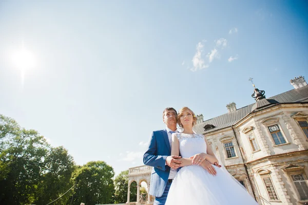 Tender casamento casal fundo velho arquitetura do castelo — Fotografia de Stock