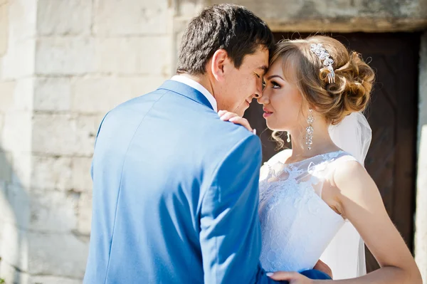 Tender matrimonio coppia sfondo vecchia architettura del castello — Foto Stock