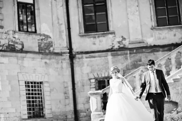 Tender wedding couple background old architecture of castle — Stock Photo, Image