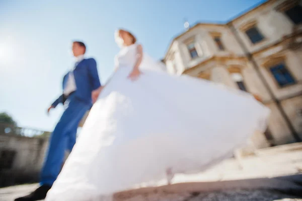 Tender wedding couple background old architecture of castle — Stock Photo, Image