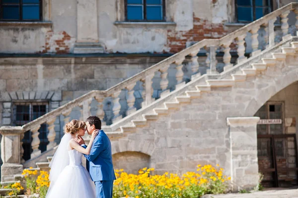 Tender casamento casal fundo velho arquitetura do castelo — Fotografia de Stock
