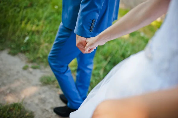 Wedding couple at forest — Stock Photo, Image