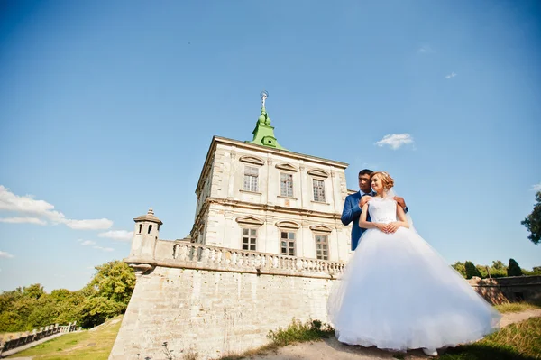 Tendre mariage couple arrière-plan vieille architecture du château — Photo