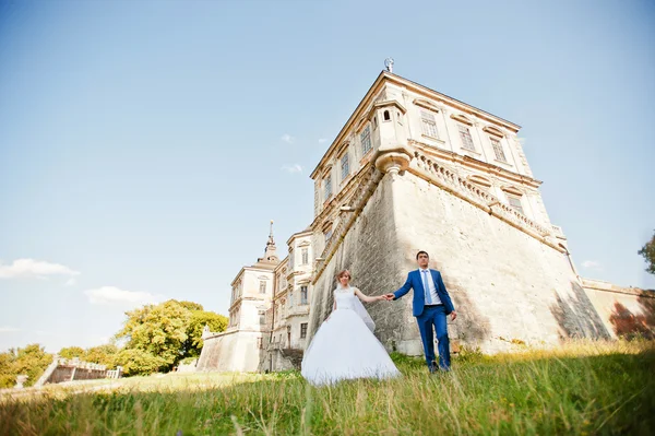 Tender wedding couple background old architecture of castle — Stock Photo, Image
