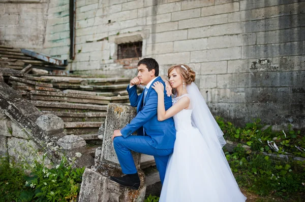 Nabídka Svatební pár na pozadí staré architektury zámku — Stock fotografie