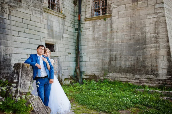 Tendre mariage couple arrière-plan vieille architecture du château — Photo