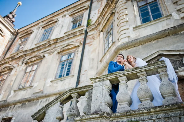 Tendre mariage couple arrière-plan vieille architecture du château — Photo