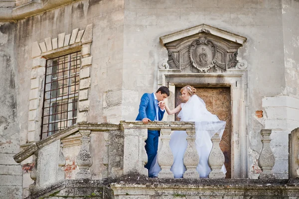 Tendre mariage couple arrière-plan vieille architecture du château — Photo