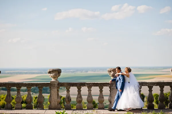 温柔的新婚夫妇背景老建筑的城堡 — 图库照片