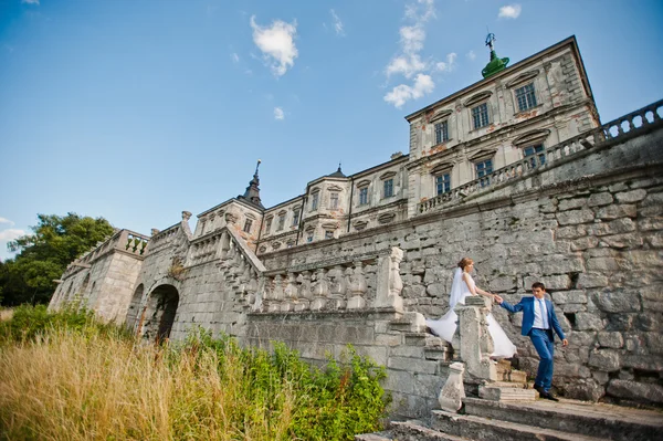 Tender wedding couple background old architecture of castle — Stock Photo, Image