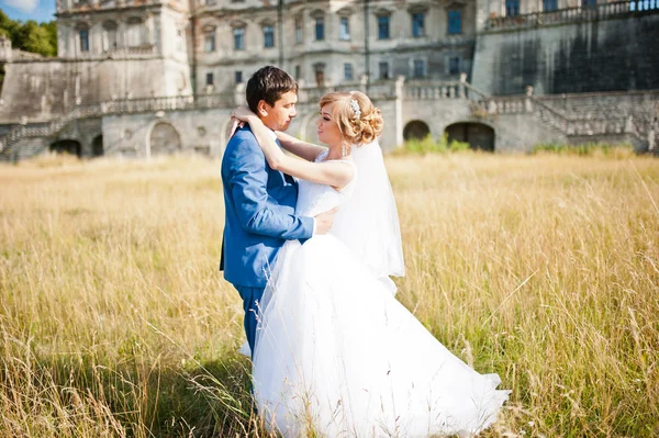 Tendre mariage couple arrière-plan vieille architecture du château — Photo