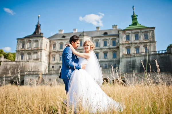 Tender casamento casal fundo velho arquitetura do castelo — Fotografia de Stock