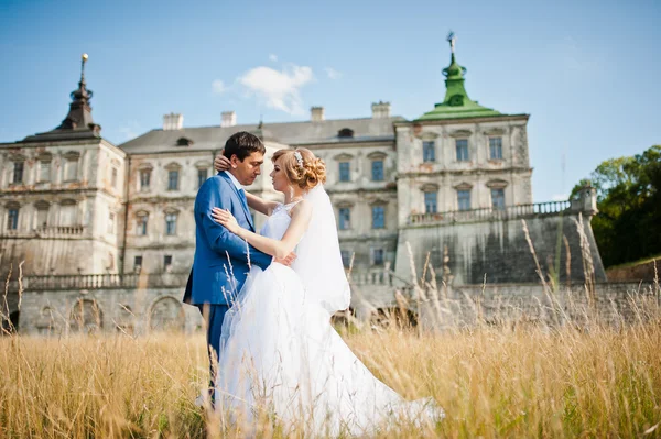 Nabídka Svatební pár na pozadí staré architektury zámku — Stock fotografie