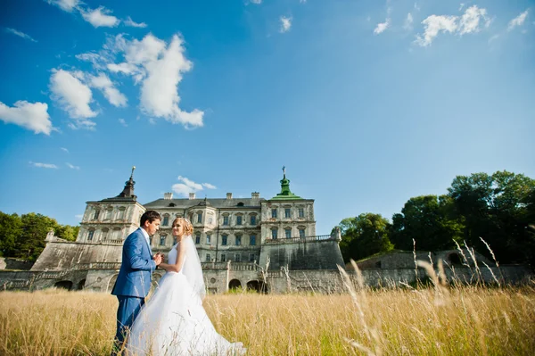 Tendre mariage couple arrière-plan vieille architecture du château — Photo