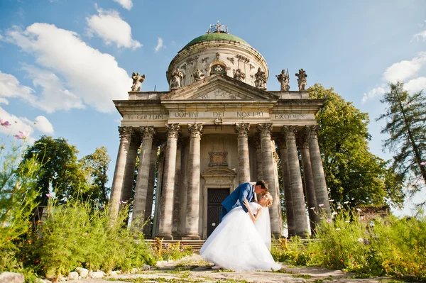 Tendre mariage couple arrière-plan vieille architecture du château — Photo