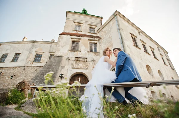 Ніжна весільна пара фон стара архітектура замку — стокове фото