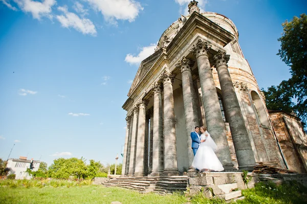 Tender casamento casal fundo velho arquitetura do castelo — Fotografia de Stock