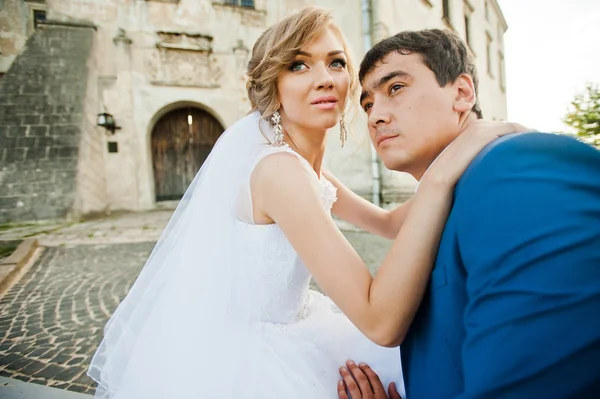 Tender casamento casal fundo velho arquitetura do castelo — Fotografia de Stock