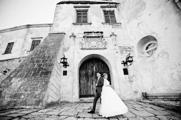 Tendre mariage couple arrière-plan vieille architecture du château — Photo