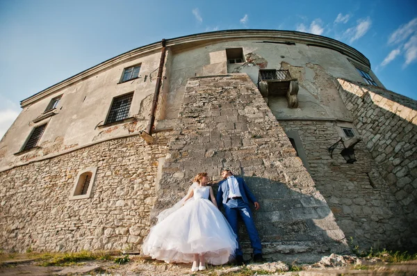 Tendre mariage couple arrière-plan vieille architecture du château — Photo