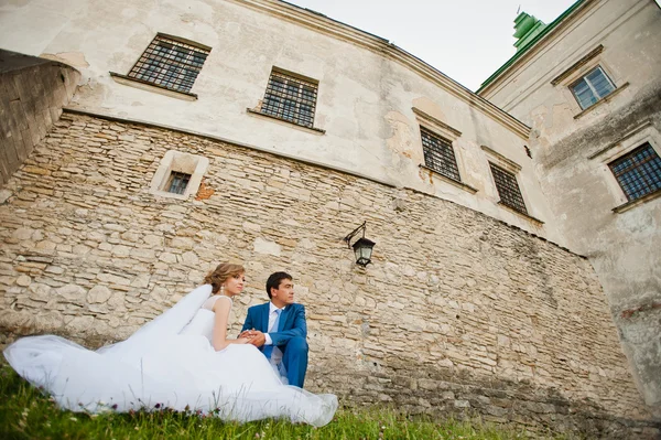 Inschrijving bruidspaar achtergrond oude architectuur van kasteel — Stockfoto