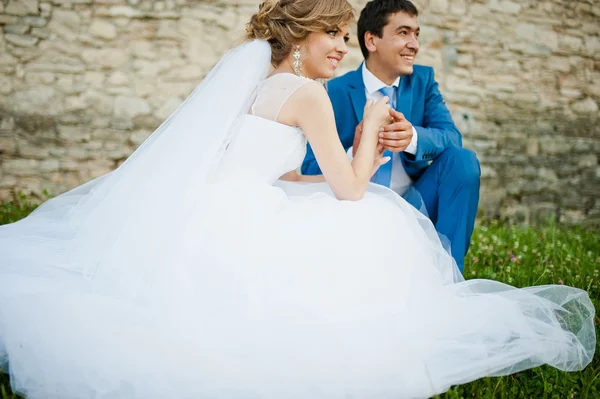 Tender wedding couple background old architecture of castle — Stock Photo, Image