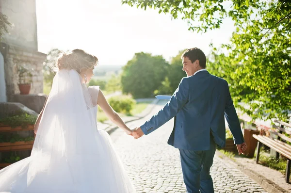 Tender casamento casal fundo velho arquitetura do castelo — Fotografia de Stock