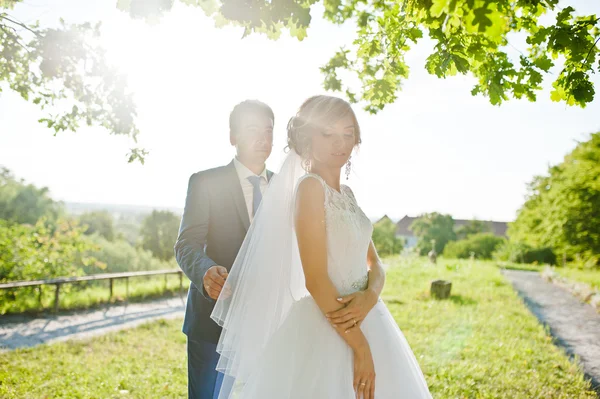 日没の結婚式のカップル — ストック写真