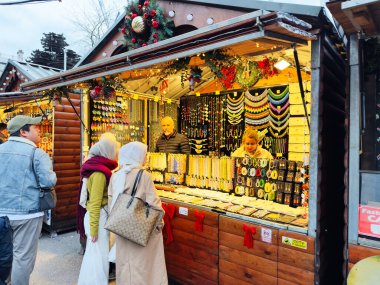 Manchester, İngiltere - 16 Kasım 2025: Alışverişçiler, Manchester 'daki bir markette parlak vitrinleri ve tatil dekorlarıyla geziyorlar.