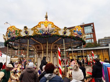 Manchester, İngiltere - 16 Kasım 2025: İnsanlar Manchester 'da ışıklı ve şenlikli bir atlıkarınca gezisinin tadını çıkarıyor.