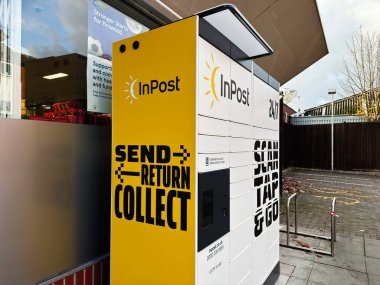 Manchester, İngiltere - 13 Kasım 2025: Manchester 'daki açık sarı InPost paket dolabı gönderme, geri gönderme ve toplama hizmetleri sunuyor.