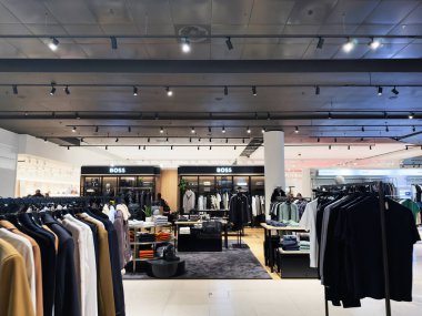 Stretford, İngiltere - 15 Kasım 2025: Organize rafları, vitrinleri ve şık kıyafetleri olan Manchester UK moda mağazası.