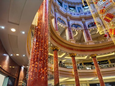 Stretford, İngiltere - 15 Kasım 2025: Manchester AVM 'nin içi lüks Trafford Merkezi ışıklandırılmış sicimler, yaldızlı sütunlar ve büyük mimari.