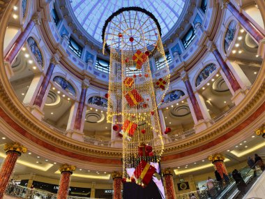 Stretford, İngiltere - 15 Kasım 2025: Manchester Trafford Center 'daki bir büyük avluda ışıklarla parıldayan şık Noel süslemeleri.