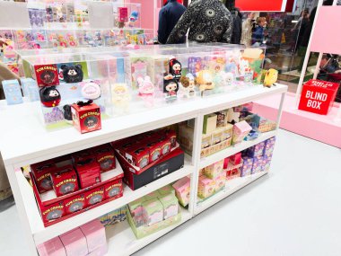 Stretford, İngiltere - 15 Kasım 2025: Renkli pelüş figürler ve kutu oyuncaklar Manchester 'daki parlak bir mini markette sergilendi, oyuncu alışverişi davet etti.