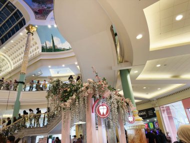 Stretford, İngiltere - 15 Kasım 2025: Manchester UK 'deki canlı Trafford Alışveriş Merkezi İçişleri Artan çiçekler, kemerler ve şenlikli bir atmosferin keyfini çıkaran müşteriler.