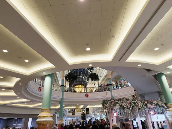 Stretford, İngiltere - 15 Kasım 2025: Manchester 'da canlı bir Noel temalı Trafford Alışveriş Merkezi sahnesi.