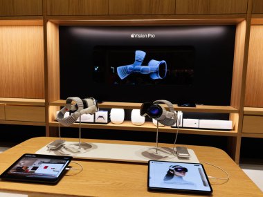 Stretford, İngiltere - 15 Kasım 2025: Modern Manchester galerisinde tabletlerle stantlarda Vision Pro kulaklıkların perakende satışı.