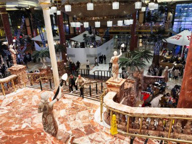 Stretford, İngiltere - 15 Kasım 2025: Manchester Trafford Alışveriş Merkezi 'nin kalabalık ışıkları ve alışveriş merkezinin ortasında şık mermer merdivenler ve heykeller.