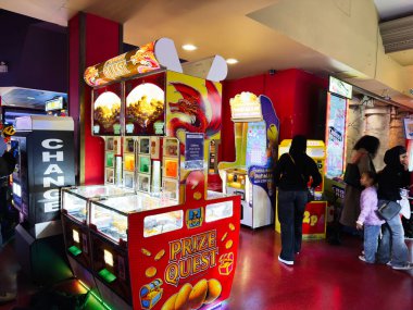 Stretford, İngiltere - 15 Kasım 2025: Renkli ödül makineleri ve oyuncuların oyunlardan keyif aldığı Manchester 'daki canlı oyun salonu.