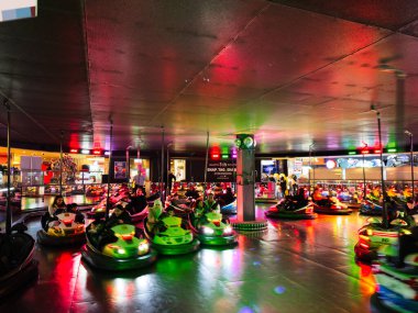 Stretford, İngiltere - 15 Kasım 2025: Canlı çarpışan arabalar Manchester 'da aile ve arkadaşlar olarak neon ışıklarla parıldıyor.