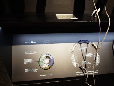 Stretford, İngiltere - 15 Kasım 2025: Etiketli kontrollü ve dinleme cihazlı bir Dyson kulaklık sergisi kapat.