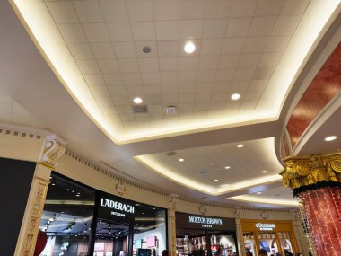 Stretford, İngiltere - 15 Kasım 2025: Manchester 'da lüks markalar ve premium perakende satış mağazaları sergilenen lüks avlu.