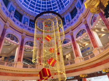 Stretford, İngiltere - 15 Kasım 2025: Manchester UK Trafford Centre 'daki bir AVM' de şatafatlı bir tatil sahnesi..