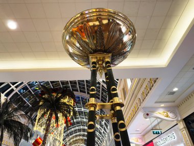 Stretford, İngiltere - 15 Kasım 2025: Süslü ışıklandırma, palmiye ağaçları ve Manchester 'da festival dekorunun yer aldığı iç mekan sergisi.