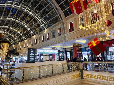 Stretford, İngiltere - 15 Kasım 2025: Manchester Trafford Alışveriş Merkezi 'nde avluda dekoratif mimari ve parıldayan dekorlarla parlak bir tatil sahnesi.