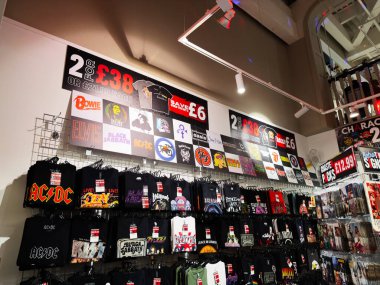 Stretford, İngiltere - 15 Kasım 2025: Manchester UK 'de rock grubu tişörtleri, posterleri ve ürünlerinin yer aldığı perakende sergisi.