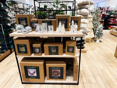 Stretford, İngiltere - 15 Kasım 2025: Zarif Laura Ashley Manchester mağazasındaki ahşap bir rafta sergilenen hediyeler ve dekoratif süsler.