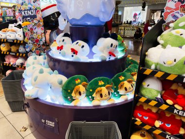 Stretford, İngiltere - 15 Kasım 2025: Manchester 'daki kalabalık bir alışveriş merkezinde kardan adam ve şirin peluş karakterlerin yer aldığı renkli Kenji tatil sergisi.